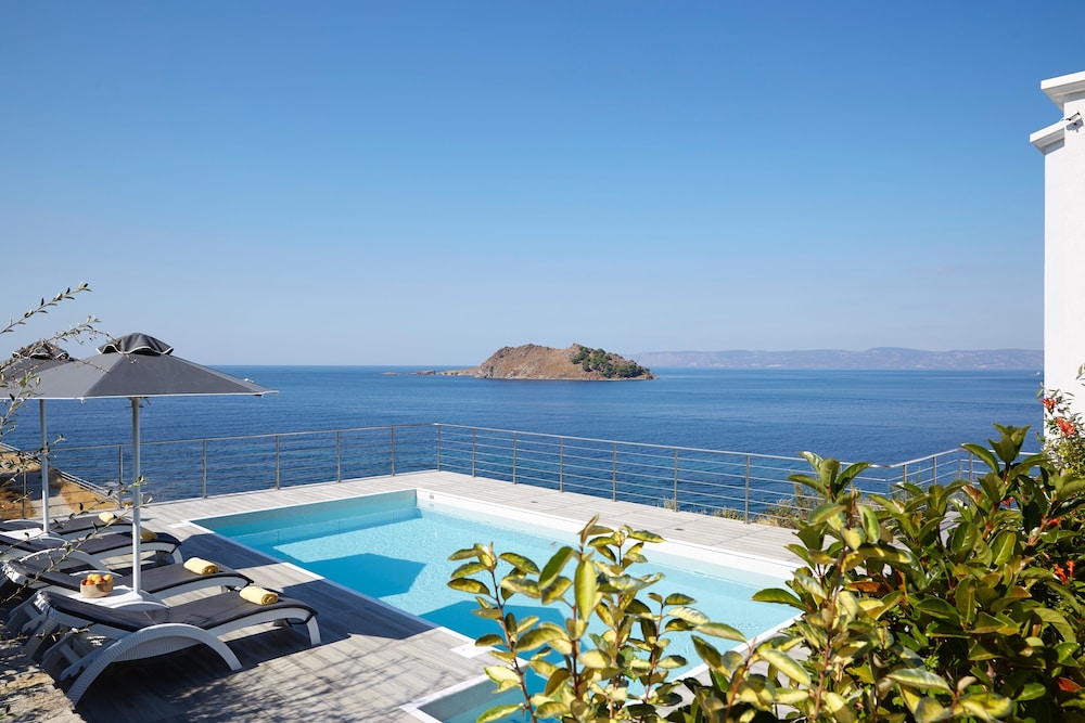Eleia Seafront Rooms & Villas