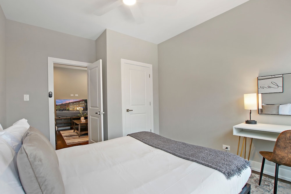 3BR Well-Furnished Apt - Kedzie 3F