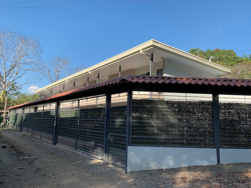 Hotel Apartamentos Ganesha Jacó - Image 1