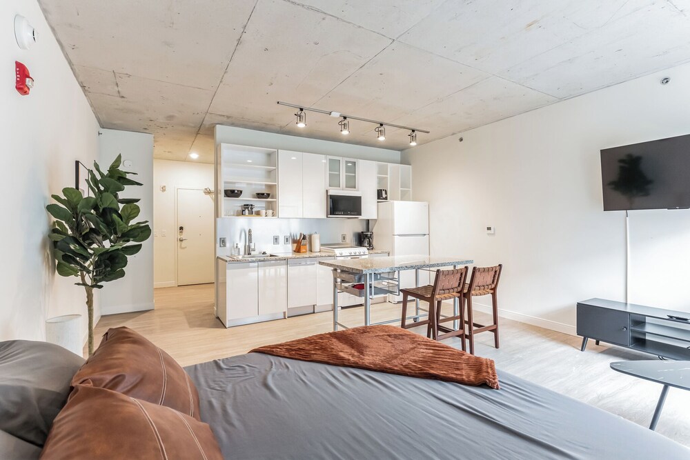 Cleveland Vacations - Sleek DT Cleveland Apt at City Club - Property Image 6