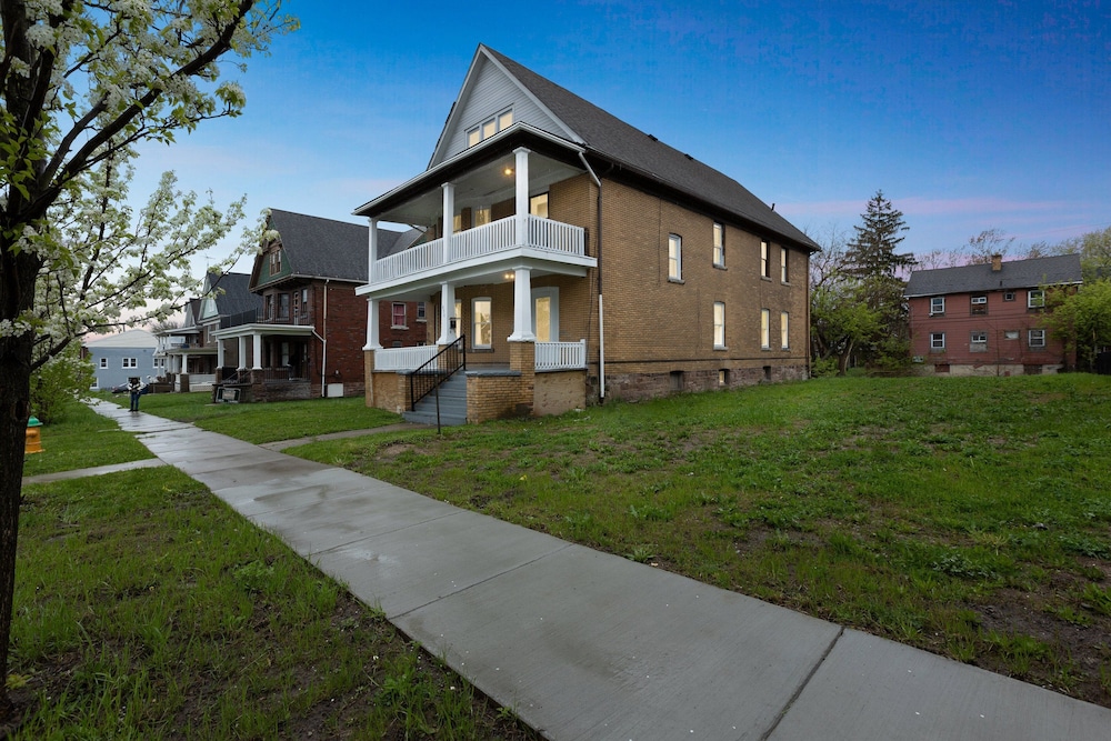 Cozy Upper Flat Minutes From Niagara Falls 3 Bedroom Apts