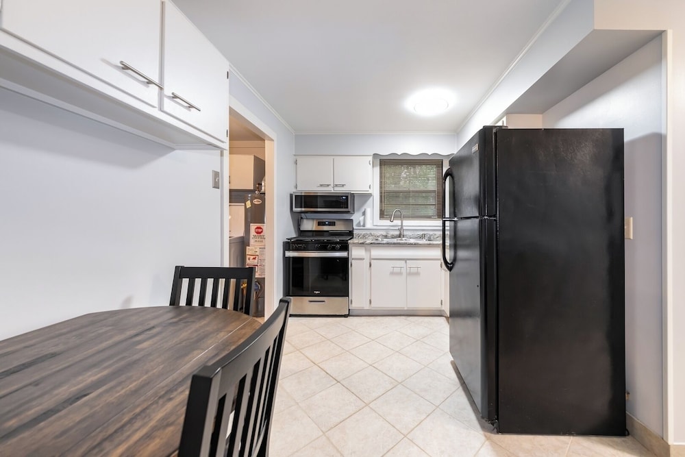 Spacious 3BR House With Firepit & Grill, Near Beach