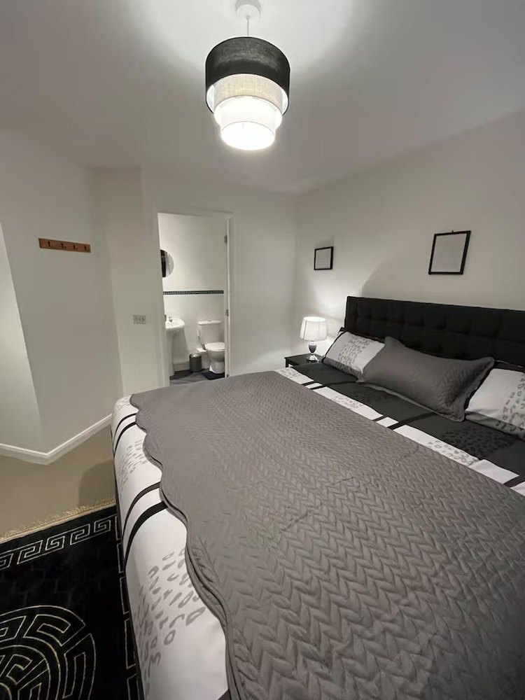 Spacious Comfortable Central Derby 2-bed Apartment