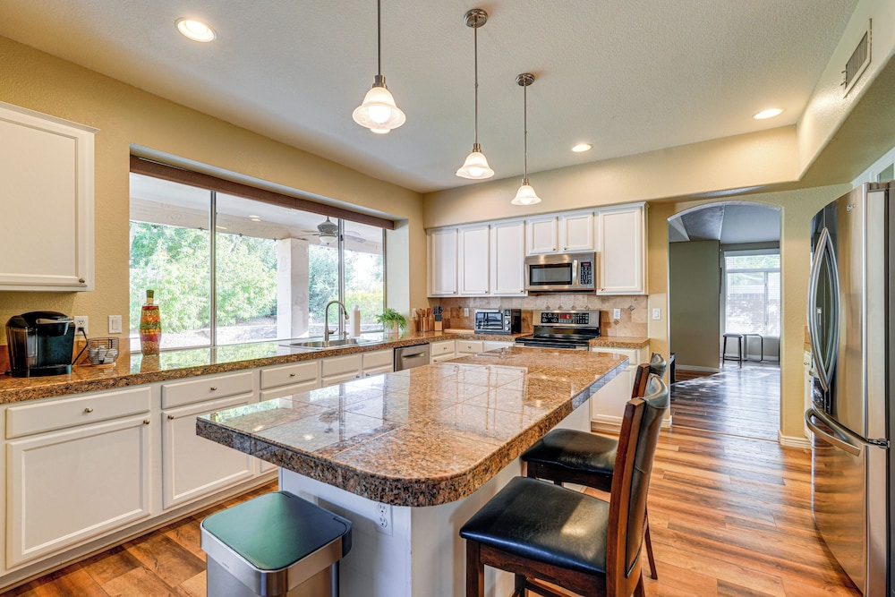 3 Mi to Granite Reef: Spacious Retreat w/ Pool