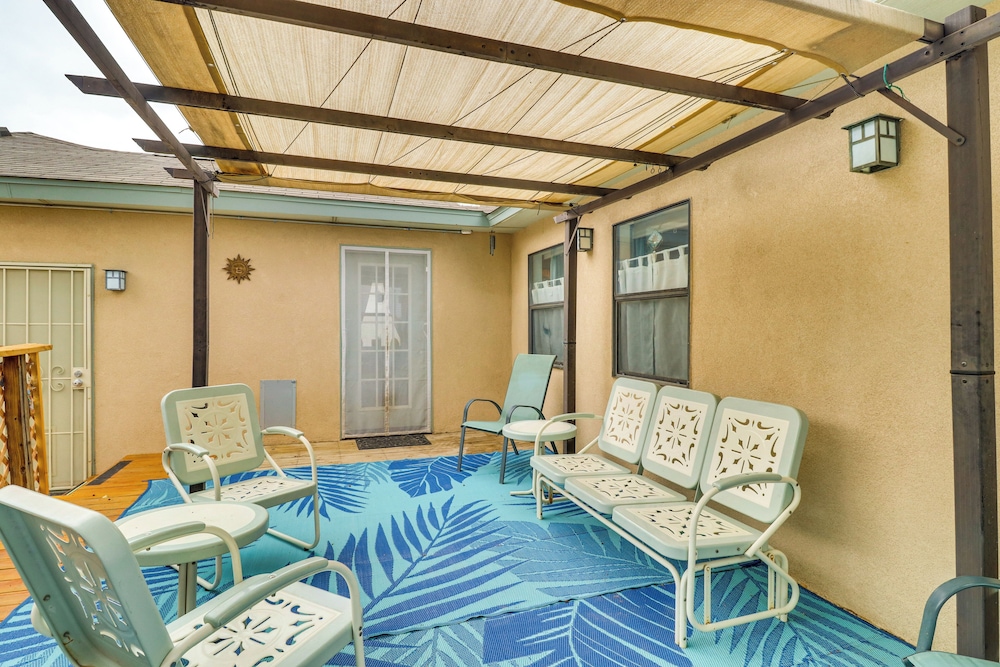 Outdoor Bar & Large Pool: Retro ABQ Retreat!