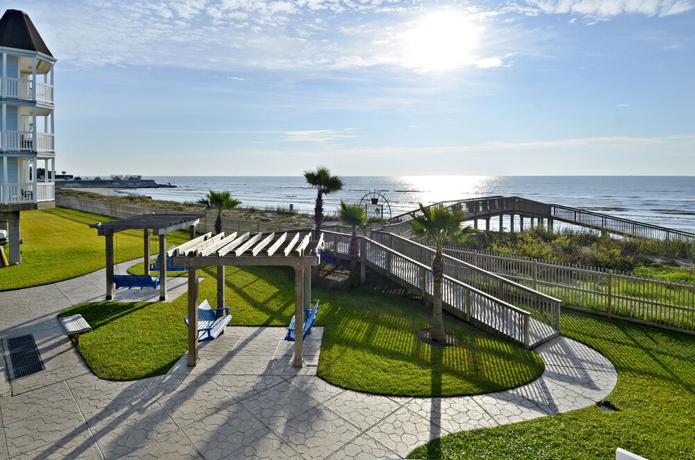 Seascape 1214 Studio Bedroom Condo by RedAwning