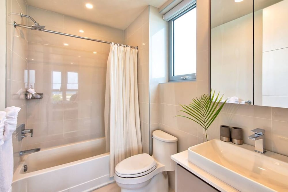 Stylish Paradise Luxury Waterfront Apartment at Soleil Residences