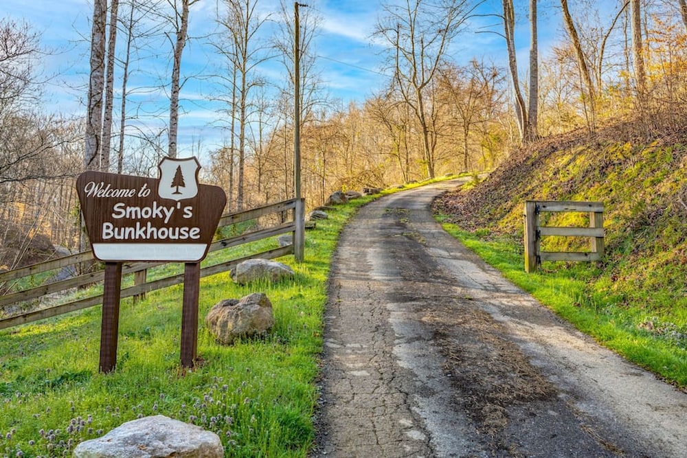 Dog Friendly Views Hot Tub Close to PF Gsmnp