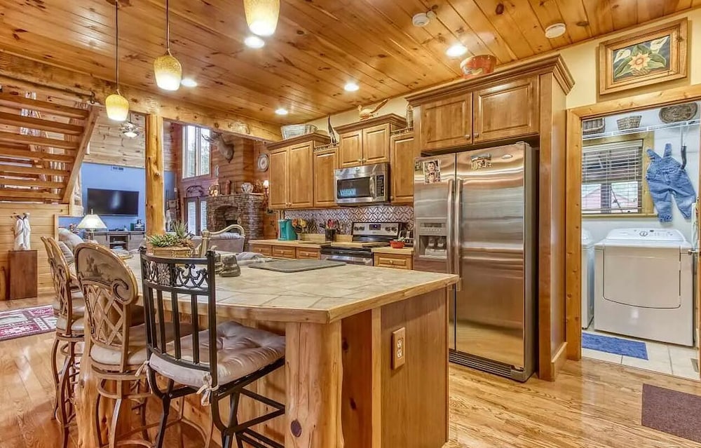 Smoky Mtn Log Cabin w Wet Bar Loft