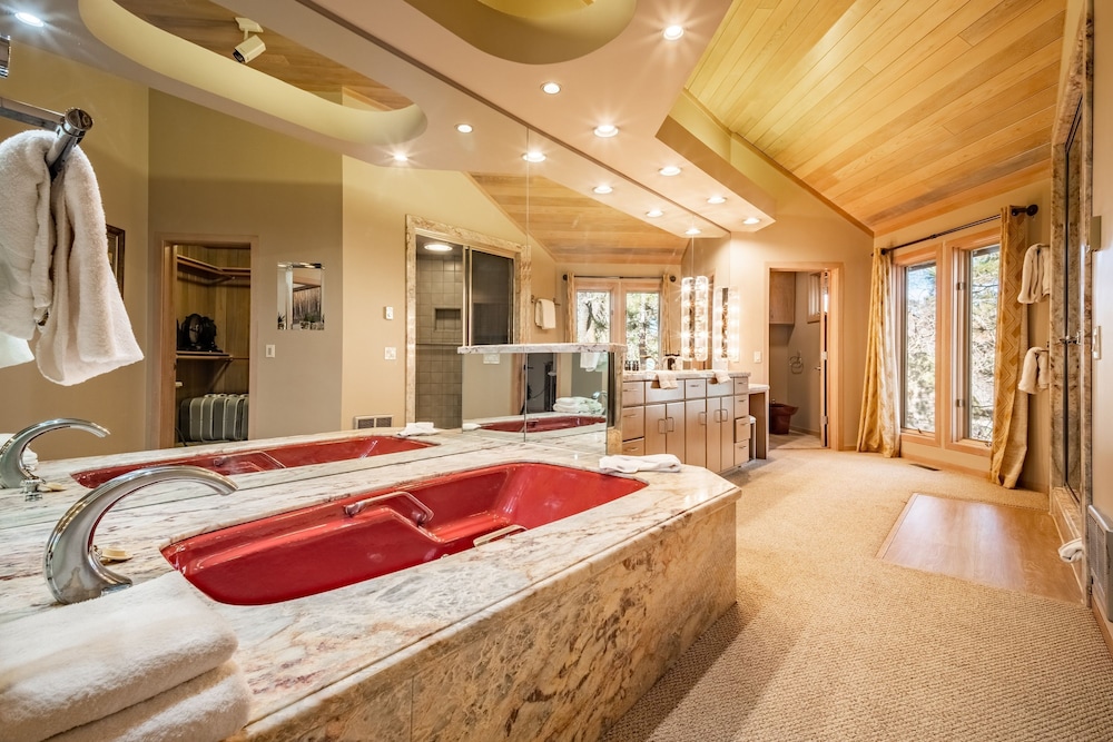 Heavenly Valley by Avantstay Home w Pool Sauna Hot Tub Game Room Tennis Crt Basketball Crt