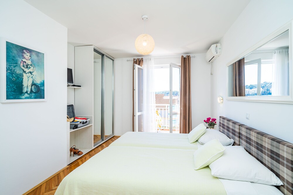 Jele Rooms