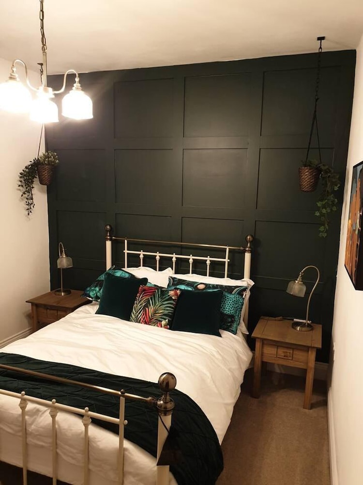 Charming 2-bed Cottage in Formby, Liverpool