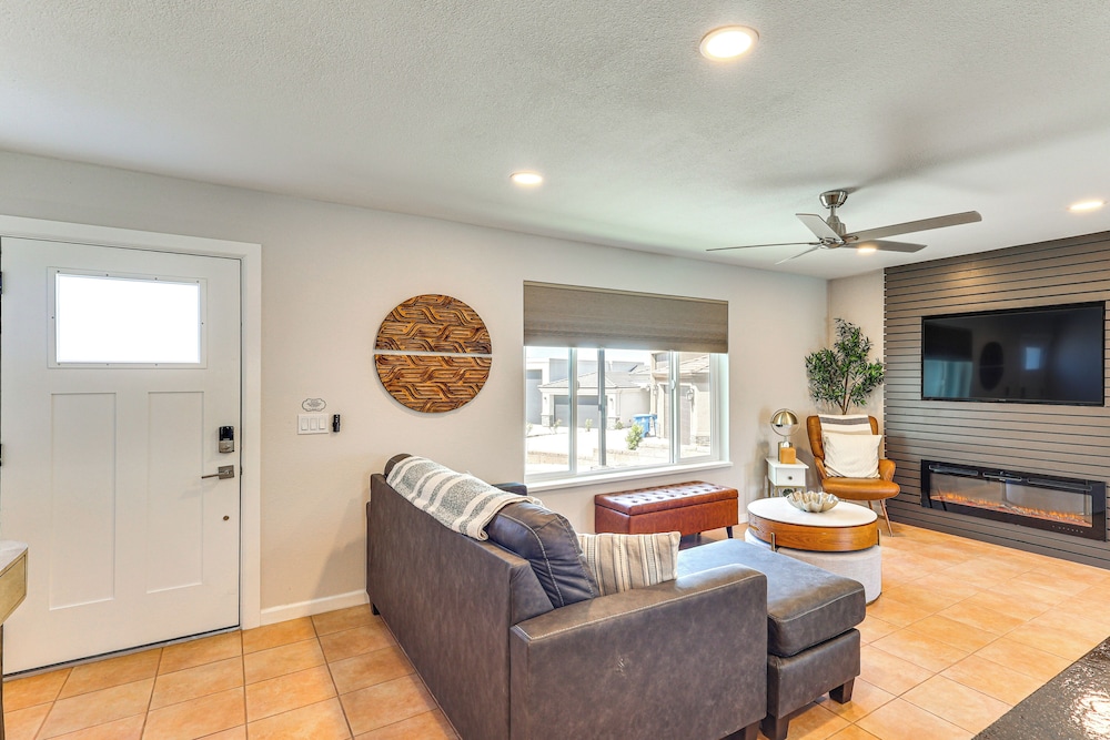 Casita + Chef's Kitchen: Lake Havasu Desert Oasis
