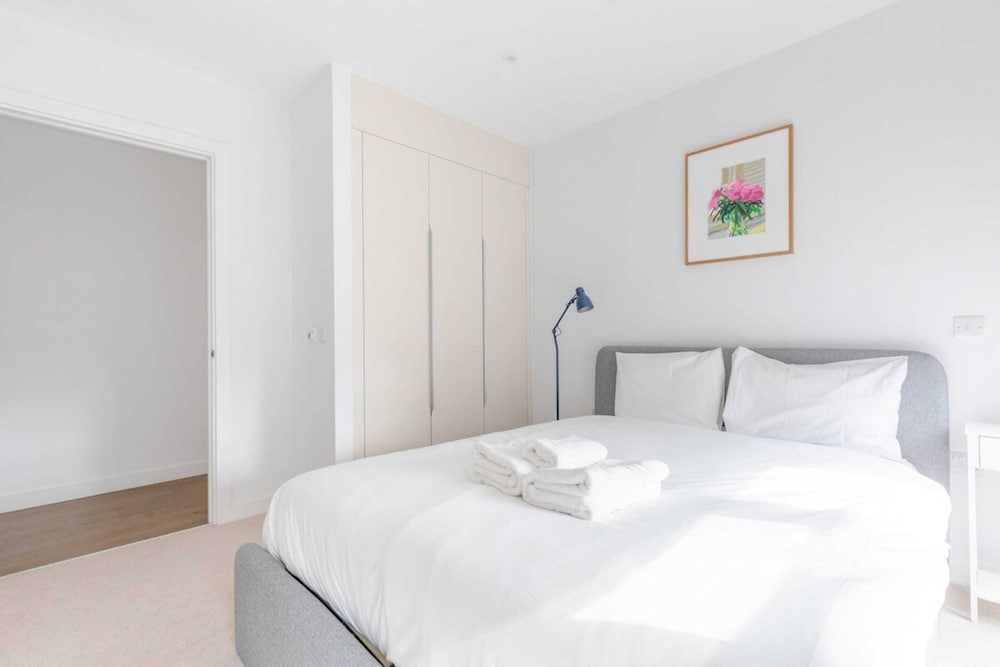 Stylish 2BD Oasis W/balcony South East London!
