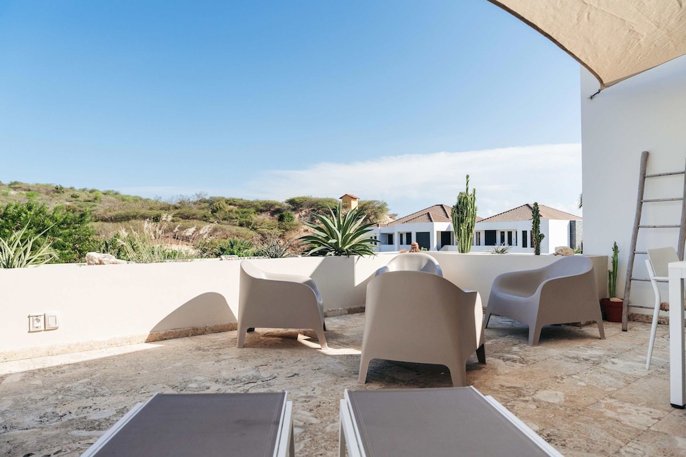 Seabreeze Retreat Stylish Blue Bay Residence