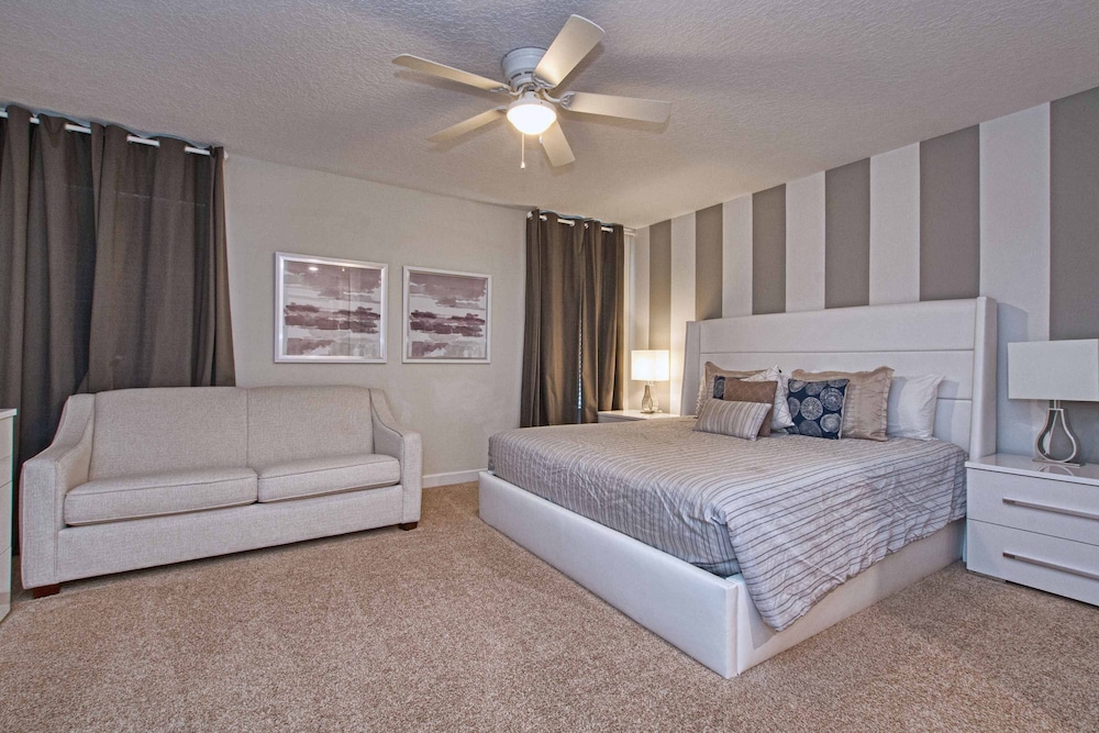 Spacious 6 Bed Home With Pool in Prime Storey Lake