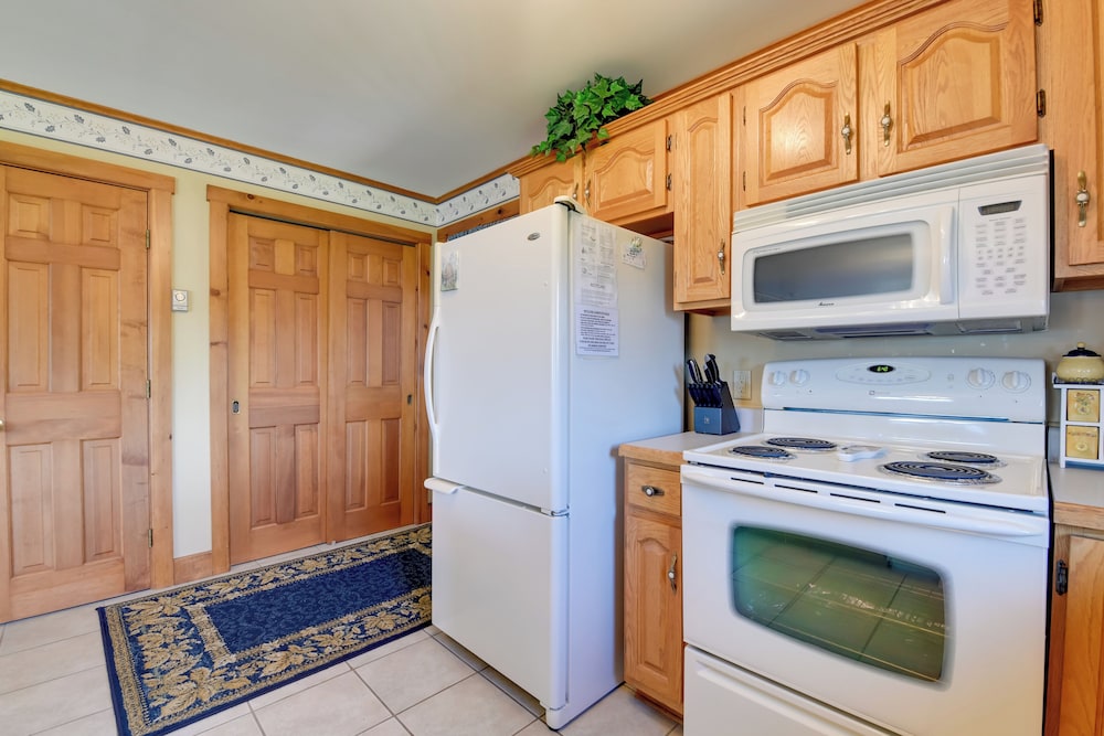 Lake Memphremagog Access: Newport Condo w/ Balcony