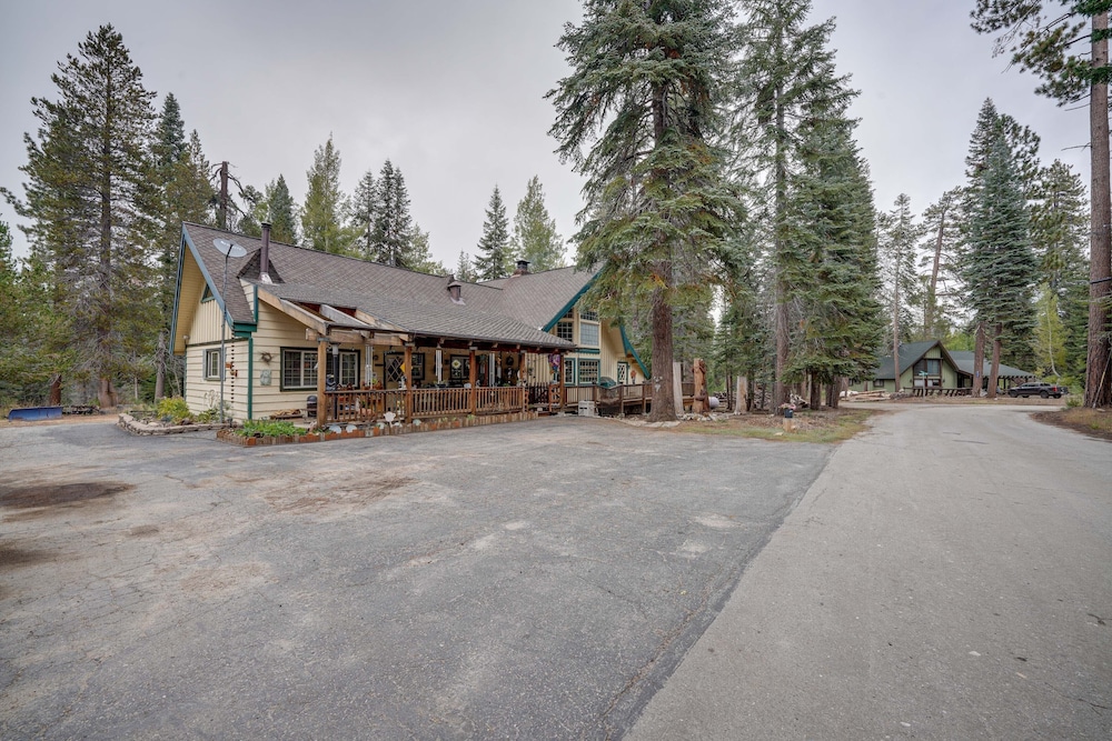Mountain Top's Ponderosa Getaway Near Dome Rock! view 2