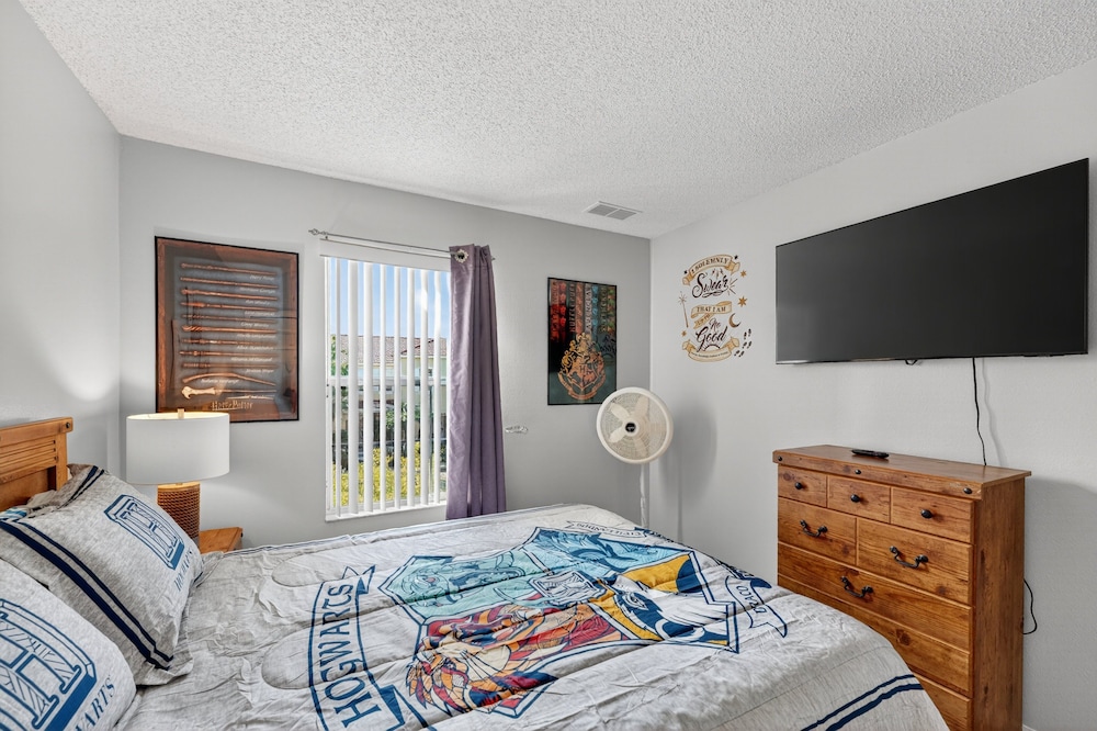 Modern Kissimmee Townhouse Near Disney 3 Bedroom Townhouse
