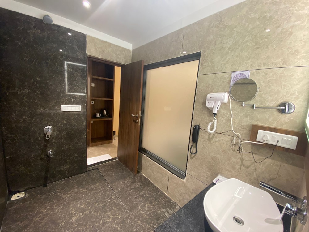 Click Hotel LH Seven Morbi - Property Image 7