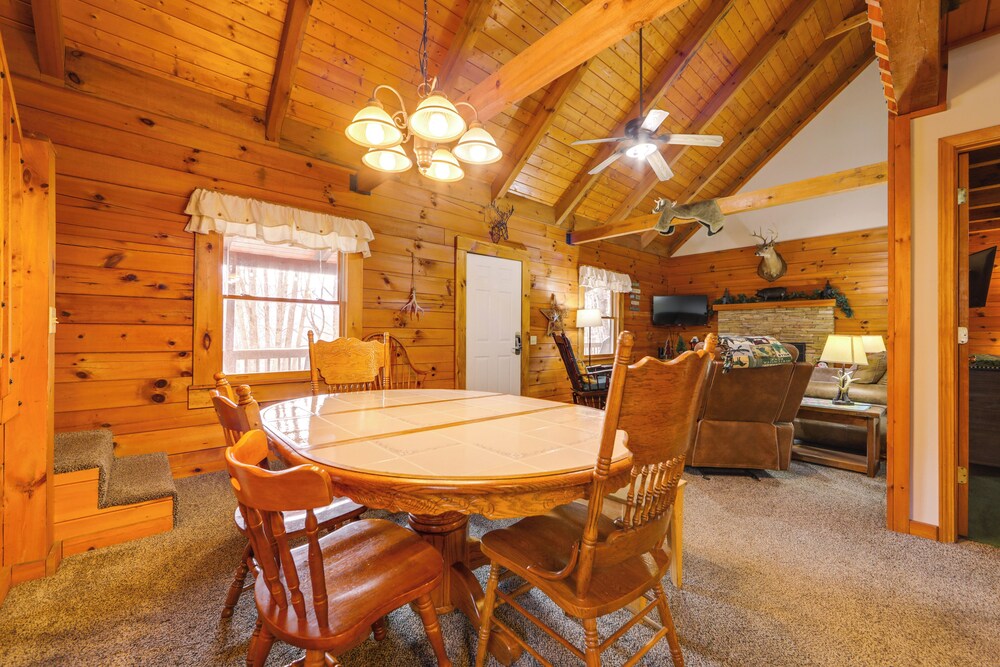 Family Log Cabin w/ Mtn Views, 2 Mi to Tube World!