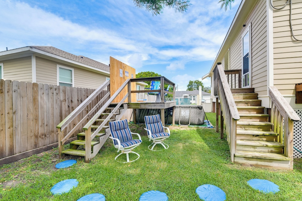 1/2 Mi to Galveston Beach Seawall: Retreat w/ Pool