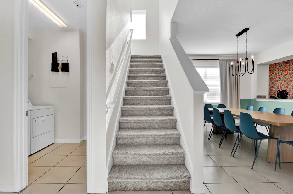 Sleeps 20! 9bdr, Star Wars-themed Game Room, Pool, Hot Tub Nassau by Avantstay