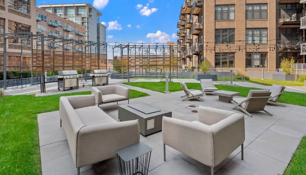 Unbeatable Top Floor Views Central Modern