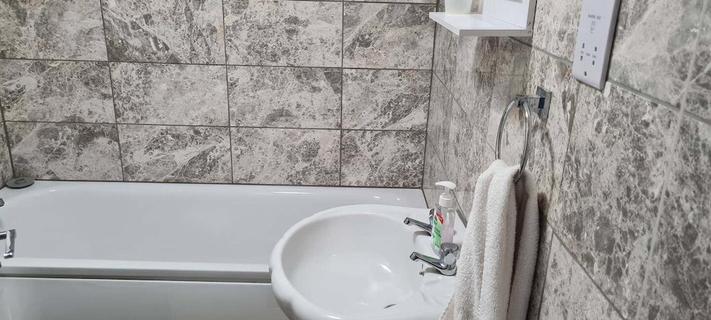 Cosy 2-bed Apartment - Sleeps 4 & Central