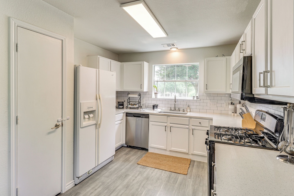 17 Mi to Dtwn Austin: Family Home w/ Patio!