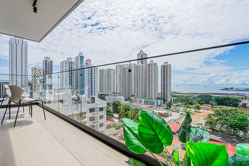 w Majestic 1BR w Stunning Balcony View