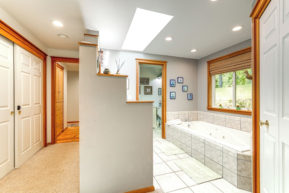 Oregon Farmhouse Hideaway on 53 Acres
