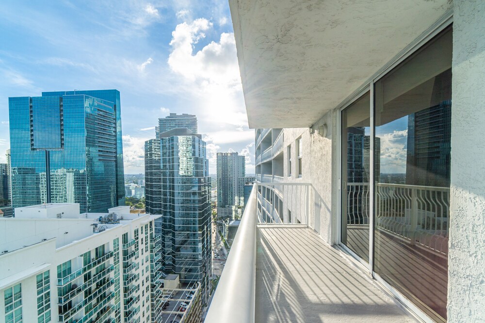 Luxury Apartments W Pool & Ocean views