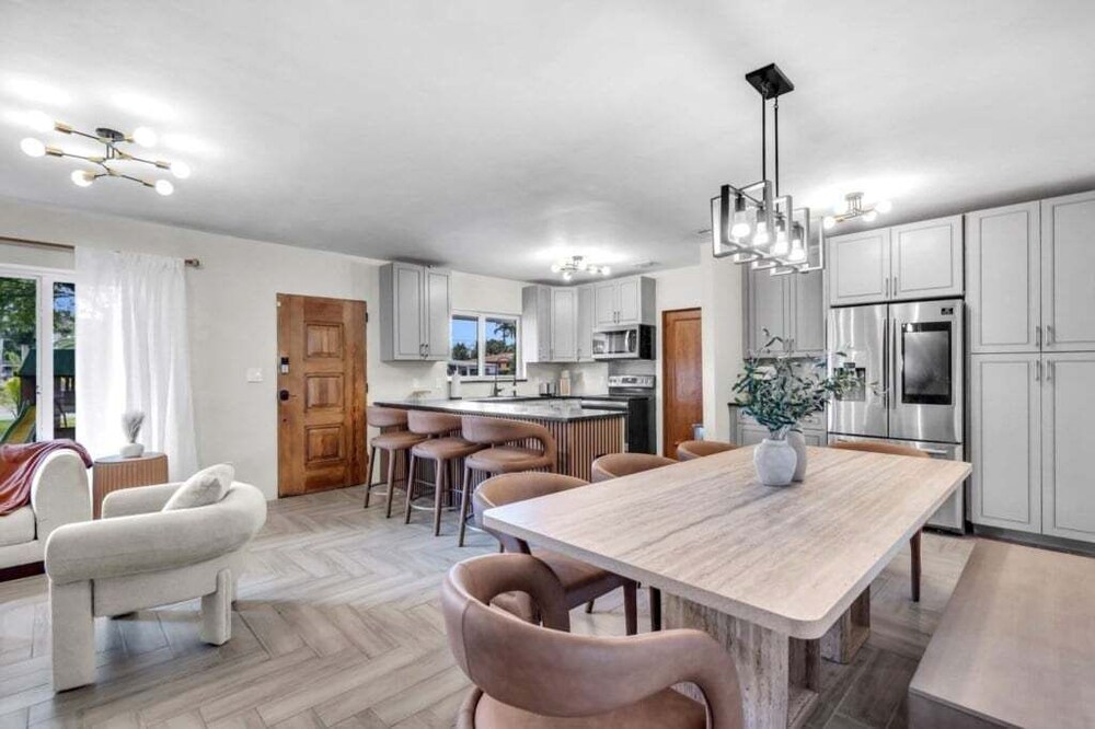 4br Biscayne River Home: Pool & Pickleball Fun 4 Bedroom Home