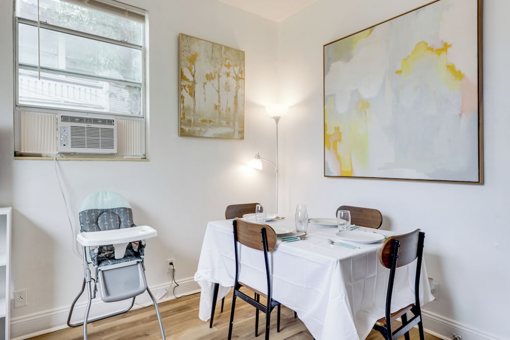 Steps to Food & Shops: Cozy Condo in Jacksonville!