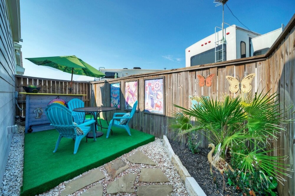 Shared Resort-style Pool, Playground, Patio w/ Bar Tidal Times by Avantstay