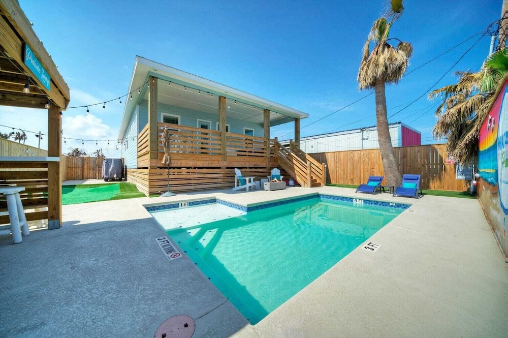 Sleeps 22! 2 Homes Priv Pool, Putting Green, Bar, Deck, Prime Port A Location
