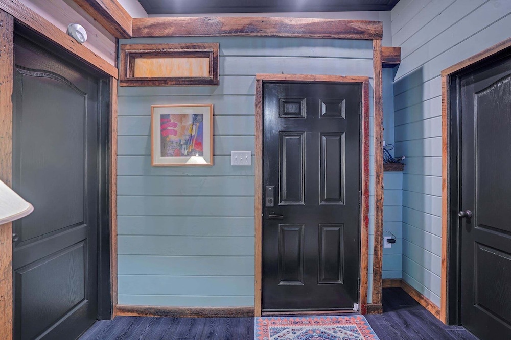 Stylish Retro Stay, Columbia House Unit D 1 Bedroom Apts