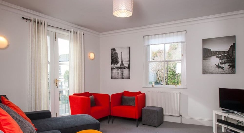 Central Quiet 2 Bedroom Townhouse With Office view 2