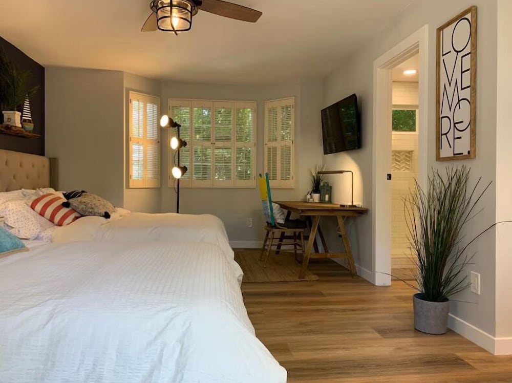 New Cozy Studio 2 Queen Beds, Kitchen Walk to Water