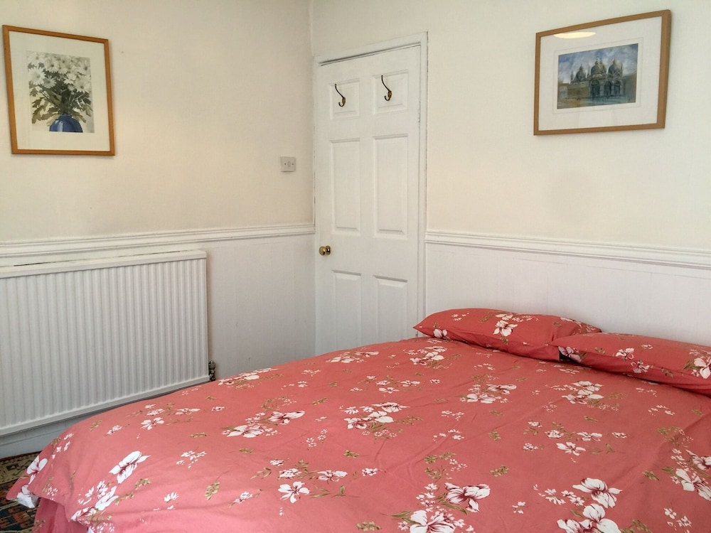 Entire Cottage Style Flat in Heart of Wallingford view 2