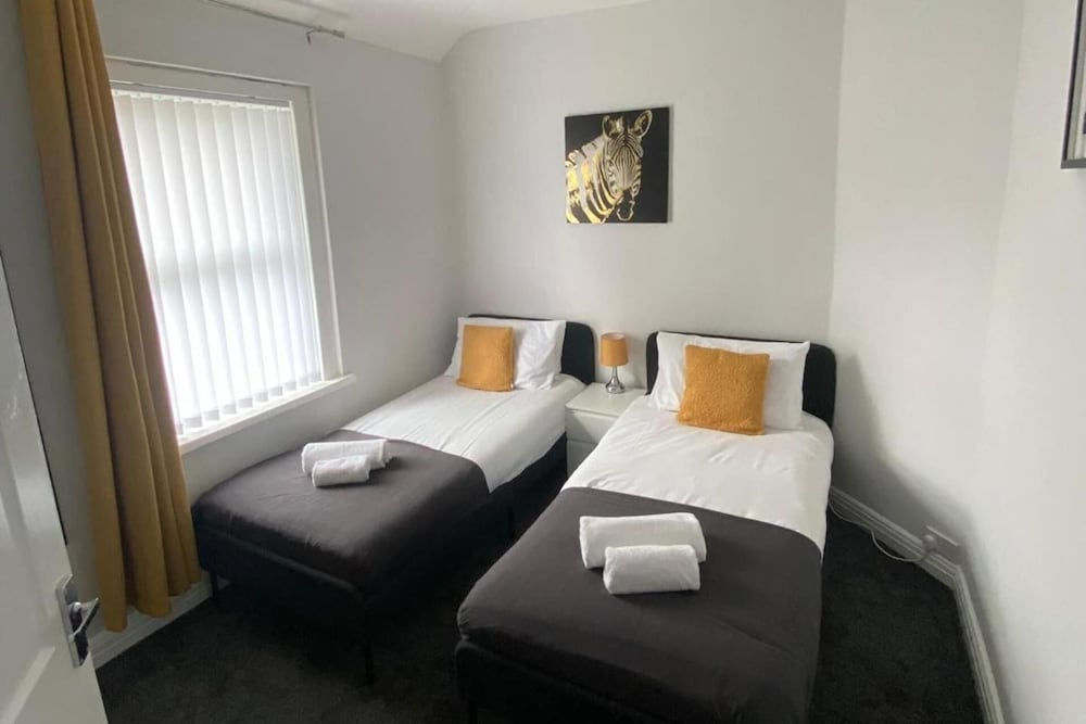 House - Sleeps 6 - Pet Friendly - Parking