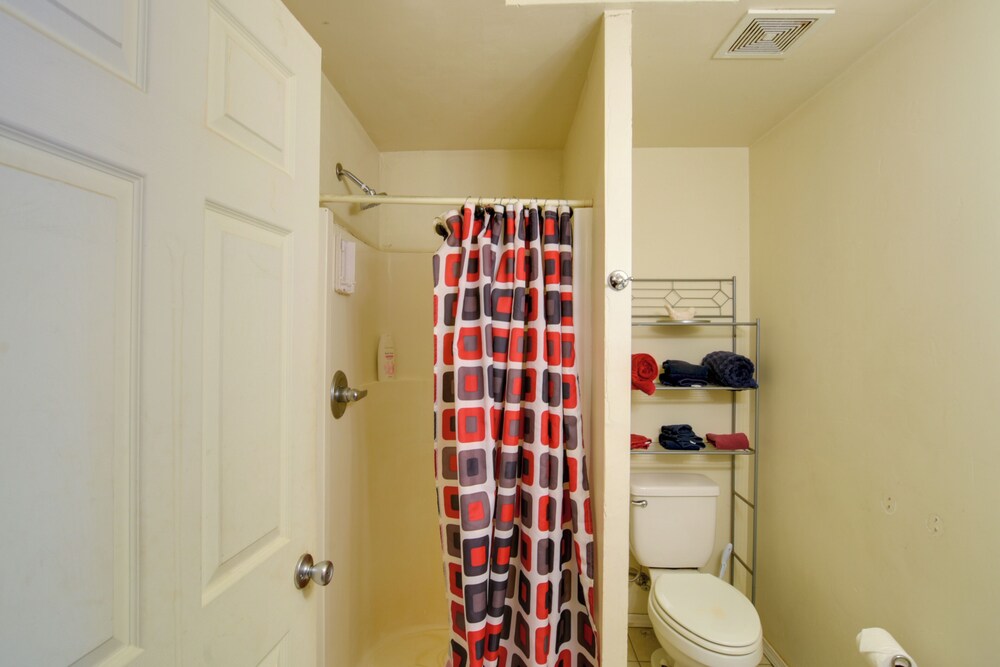 Walk to Trails & Butte Creek: Cozy Retreat w/ Deck