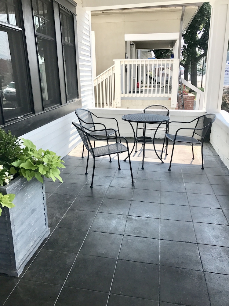 The Landing Hotel and Dining