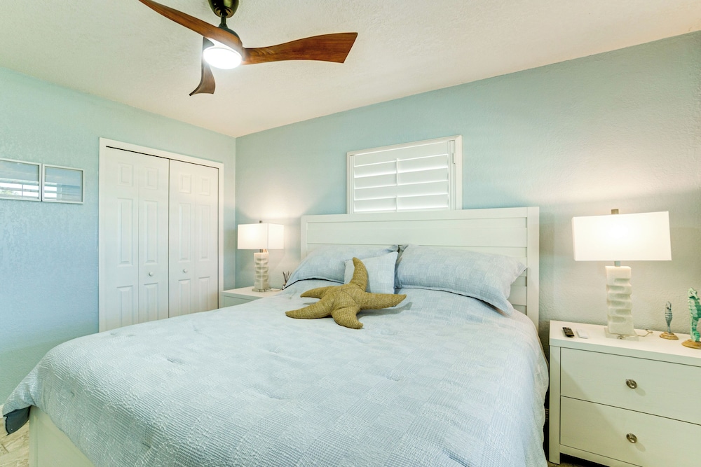 Private Dock & Pool: Port Charlotte Escape!