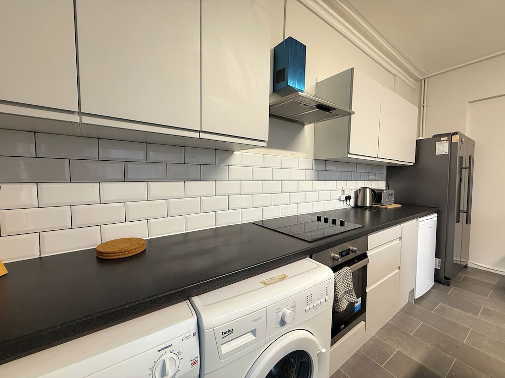 Spacious 6BR Property with Parking