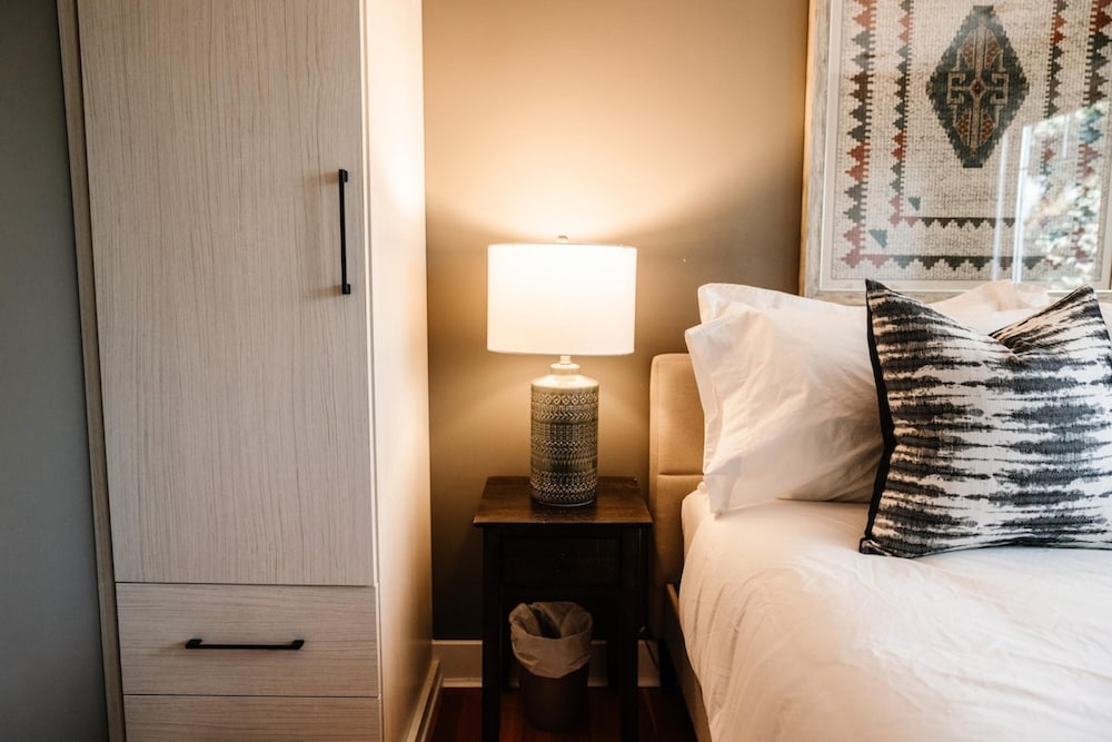 Dt Hot Tub Sauna Huge Yard - Image 4