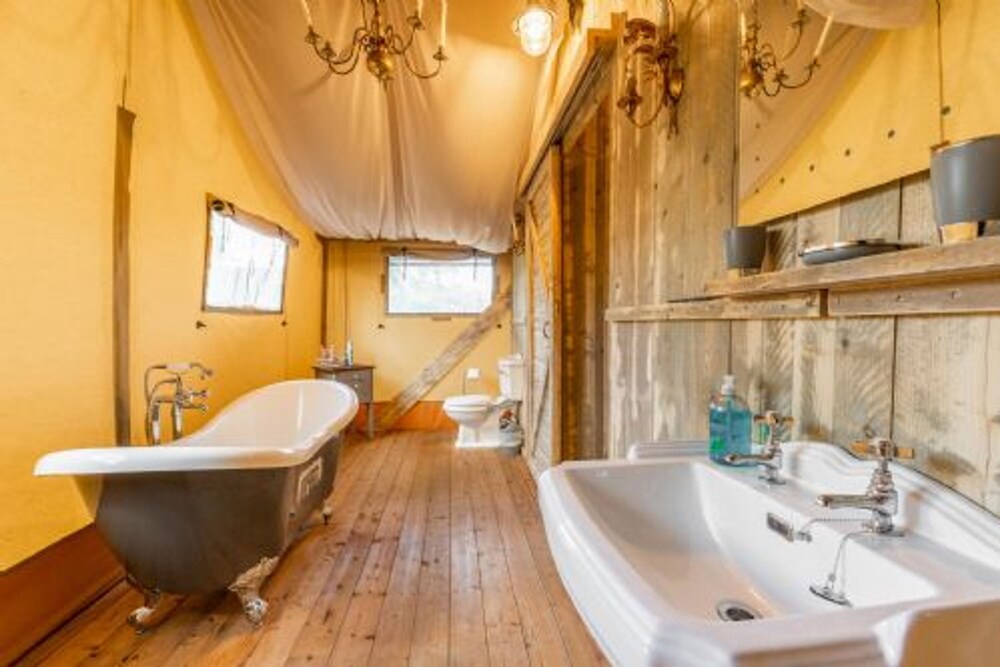 Host Stay Giraffe Enclosure