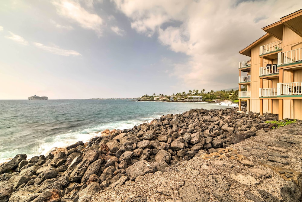 Oceanfront Kailua-kona Townhome w/ Pool & Views!