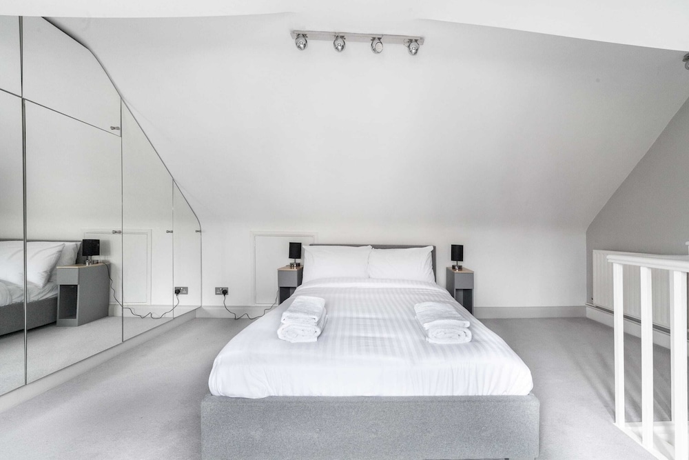 Spacious Battersea Gem With Balcony Bliss